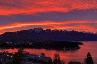 Best views walking distance to town 5 bedroom - Queenstown - 9