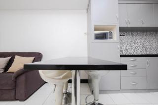 Nice and Elegant 1BR at The Wave Kuningan Apartment By Travelio - 2