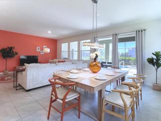 Beautiful 5 Bed Pool Home with Game Room-7543OL home - Davenport - 2