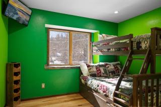 Four Season Escape, Cozy Big Bear Cabin with Pool, Jacuzzi & Sauna - Big Bear Lake - 4