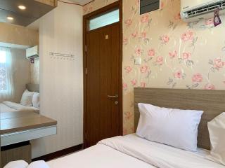 Homey and Comfortable 1BR at Cinere Resort Apartment By Travelio - Depok - 5