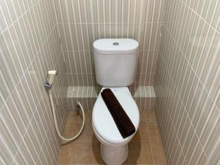 Homey and Comfortable 1BR at Cinere Resort Apartment By Travelio - Depok - 4