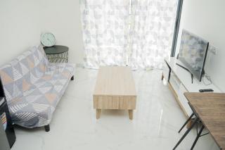 Comfort 2BR at Sky House BSD Apartment By Travelio - Tangerang - 4