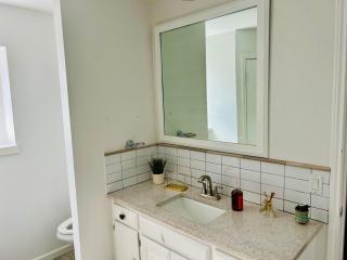 Cozy private room and bath private entrance Perfect gateway - 2