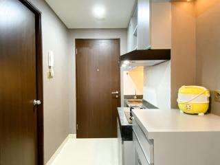 Modern Look Studio at Transpark Cibubur Apartment By Travelio - 4