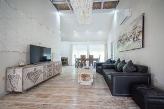 Bamboo Residence, Exclusive Traditional House at Sumba Paradise Beach Resort, 3 Bedroom, 2 Bathroom, Fully Equipped - - 2