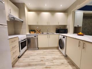 Chateau Chill, High-Rise Dubai Marina Escape - 8