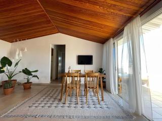 Little Peaceful Retreat - Bright Loft with a View - 9