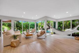 Heated pool Lush Tropical Surrounding Castaway Key RESlDENCES - Fort Lauderdale - 7