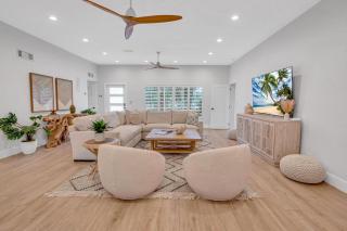 Heated pool Lush Tropical Surrounding Castaway Key RESlDENCES - Fort Lauderdale - 3