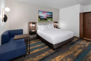 La Quinta Inn & Suites by Wyndham San Antonio at the RIM - San Antonio - 1