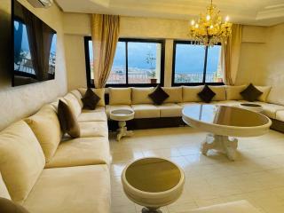Appartement Charmant au Coeur de Tanger avec Vue sur la Mer, Cosy Balcon, 2 Salles de Bain, WIFI, AC, IPTV - Tangeri - 9