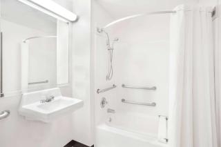 Super 8 by Wyndham Galesburg - 6