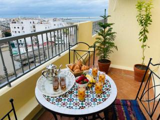 Appartement Charmant au Coeur de Tanger avec Vue sur la Mer, Cosy Balcon, 2 Salles de Bain, WIFI, AC, IPTV - Tangeri - 0