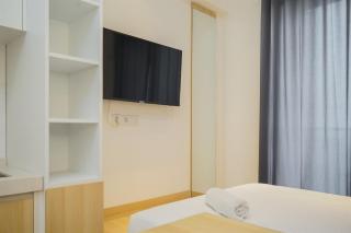 Cozy Studio Room at Sky House BSD Apartment By Travelio - 3