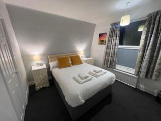 Sunnydene - Large Home - Great Yarmouth - Sleeps 20 - Great Yarmouth - 3