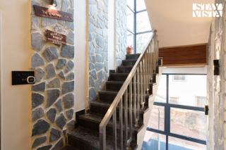 StayVista's Sunflower Villa - Mountain-View Retreat with Pool & Games Room - Panchgani - 5