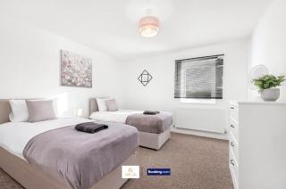 Spacious 4 Bedroom House Convenient Location By Trinity Stays Short Lets & Serviced Accommodation Peterborough - 3