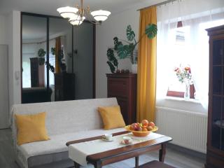 Przytulny Apartament z Parkingiem na przedmieściach Wrocławia by Noclegi Renters - Bielany Wrocławskie - 0