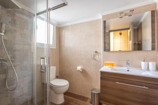 Beachside Bliss Freshly Renovated 2-Bedroom Getaway - Pireo - 3