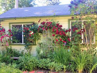 Charming Garden Cottage - 0