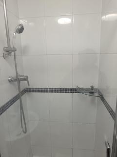 4 Bed House near Lakeside Shopping Centre - 1