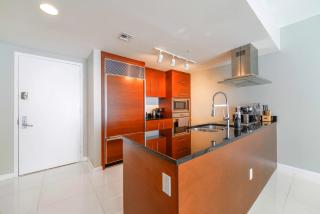 Panoramic City Views From 45th Floor Brickell Condo - Miami - 7
