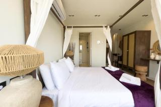 The Pyramids Horizon Studio w Bathtub - 2