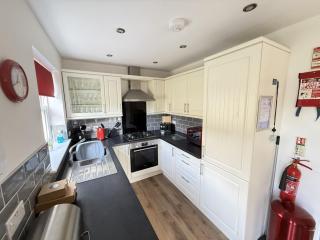 East Bay Cottage - Part of the The Bay Filey Holiday Village with pool, gym and direct beach access, pub, restaurant, tennis and meadows walks - 2