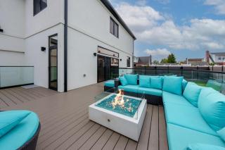 Luxury 5BR Smart Home Near JFK with Gym, Theater & BBQ - Valley Stream - 4