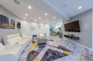 Luxury 5BR Smart Home Near JFK with Gym, Theater & BBQ - Valley Stream - 2