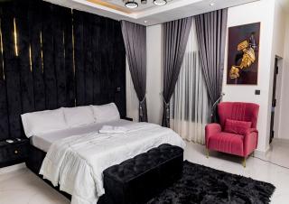 Luxury 4 Bedroom Ensuite - Lagos - 1