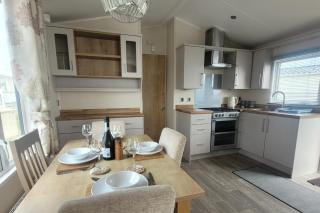 Beachside Lodge - Sleeps 6 - Pets ok - Plus Parking - 8