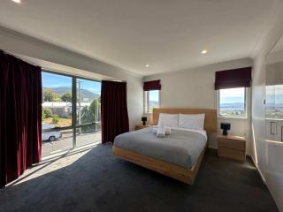 Tasman Tranquility - close to City & Airport - Derwent Park - 7
