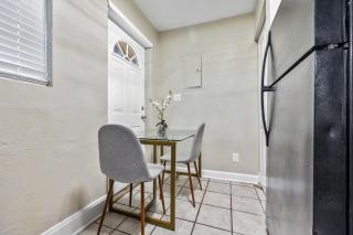 Cozy 2 Bedroom with Serene Ambiance - Atlanta - 3