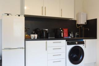 Newly Decorated 1-Bedroom Ground Floor Flat - 9