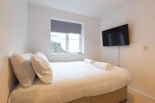 Newly Decorated 1-Bedroom Ground Floor Flat - 6