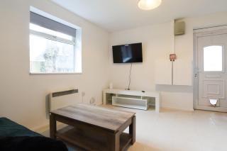 Newly Decorated 1-Bedroom Ground Floor Flat - 5