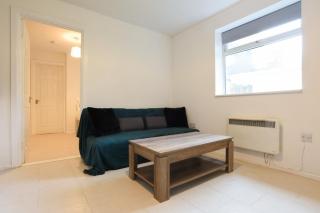 Newly Decorated 1-Bedroom Ground Floor Flat - 4