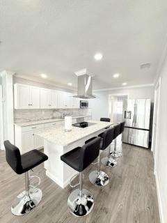 Brand New 5-Bedroom Beach Villa -1 Minute to Beach - 8