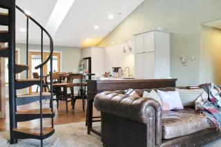 Awe Inspiring Mountain Lodge hot tub for large groups - 6