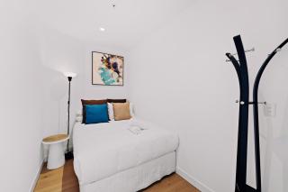 Lux CBD Escape 2BR Apartment with Pool Gym Sauna - 2