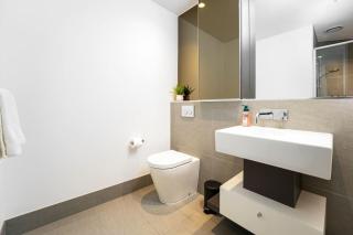 King Size Bed Brand New Luxe Apt with Pool Sauna Gym Balcony - 4