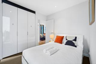 3 Bed inner CBD Next to Skybus with Pool Gym Sauna - 8