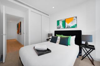 Amazing City View West Side Luxe 2B2B with Pool Gym Sauna Parking - 5