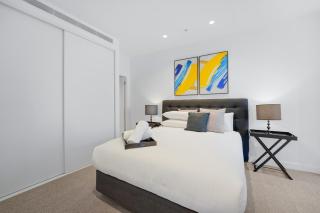 Amazing City View West Side Luxe 2B2B with Pool Gym Sauna Parking - 4