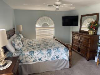 401 Pet-Friendly, Pirate’s Cove Retreat - Fort Myers Beach - 3