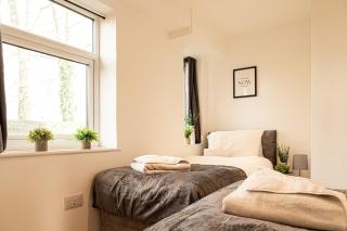 Cosy 2 Bedroom Apartment - Free Parking, Fast WiFi and Smart TV by Tejza Property - 0