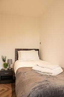 Cosy 2 Bedroom Apartment - Free Parking, Fast WiFi and Smart TV by Yoko Property - Banbury - 9