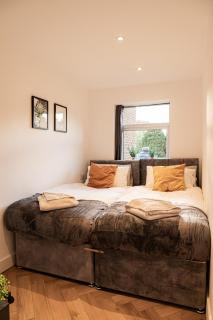 Cosy 2 Bedroom Apartment - Free Parking, Fast WiFi and Smart TV by Tejza Property - 4
